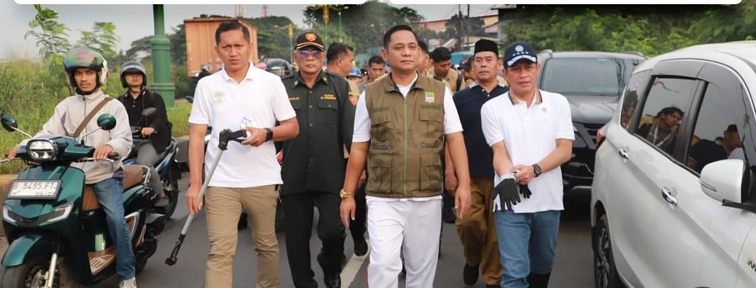Menteri Lingkungan Hidup Hanif Faisol Nurofiq saat menyampaikan rencana pembangunan fasilitas PSEL Bekasi Raya di Cikarang.