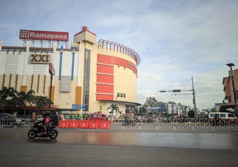 Kawasan perempatan SGC Cikarang Utara tampak bersih dan tertib usai penertiban PKL. Arus lalu lintas kini lebih lancar tanpa lapak di bahu jalan.