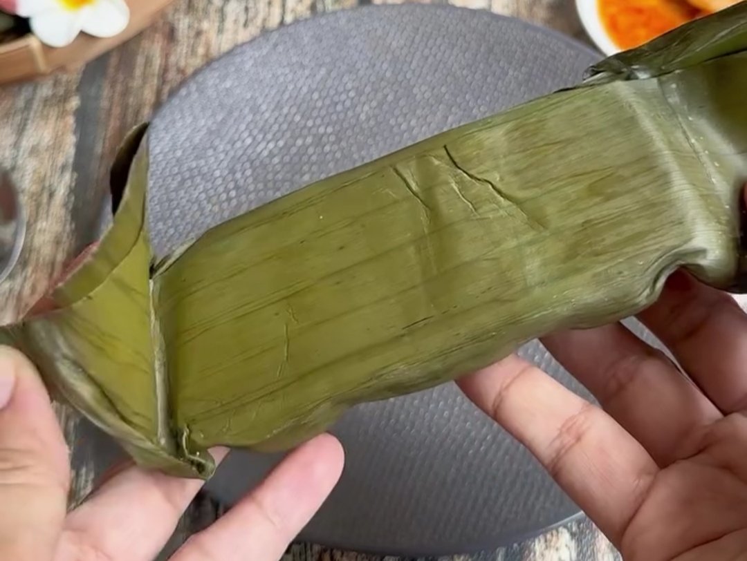 Warga Cikarang membuat ketupat, lepet, dan pesor dalam tradisi Kekunutan pada malam ke-15 Ramadhan.