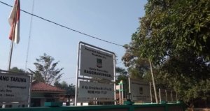 Kepala Desa Ragemanunggal, Endi, saat menghadiri kegiatan rapat minggon di kantor Desa Ragemanunggal, Kabupaten Bekasi.