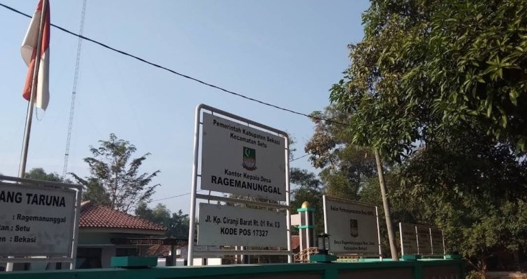 Kepala Desa Ragemanunggal, Endi, saat menghadiri kegiatan rapat minggon di kantor Desa Ragemanunggal, Kabupaten Bekasi.