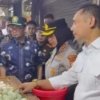 Kapolres Metro Bekasi bersama Forkopimda Kabupaten Bekasi meninjau harga dan ketersediaan bahan pokok di Pasar Tambun menjelang Idul Fitri 2026.