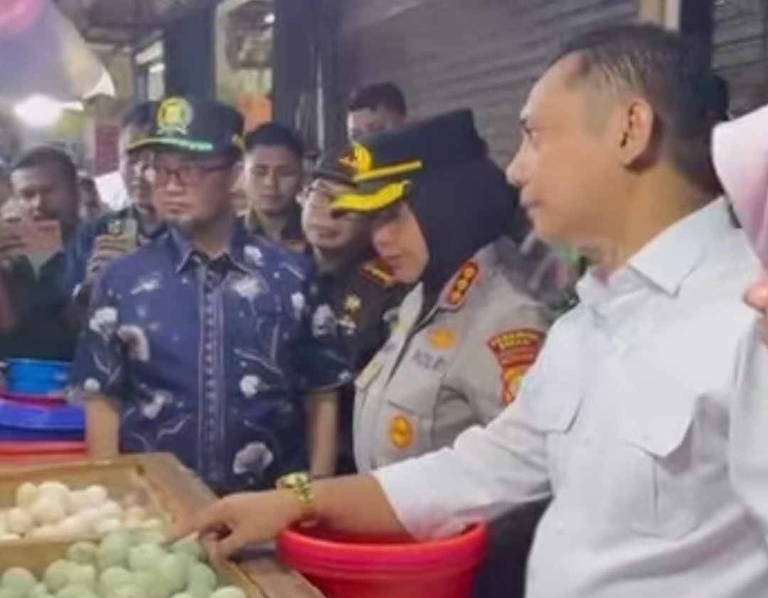 Kapolres Metro Bekasi bersama Forkopimda Kabupaten Bekasi meninjau harga dan ketersediaan bahan pokok di Pasar Tambun menjelang Idul Fitri 2026.