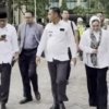 Plt Bupati Bekasi Asep Surya Atmaja meninjau kondisi jalan rusak dan mendorong percepatan perbaikan menjelang arus mudik Lebaran.
