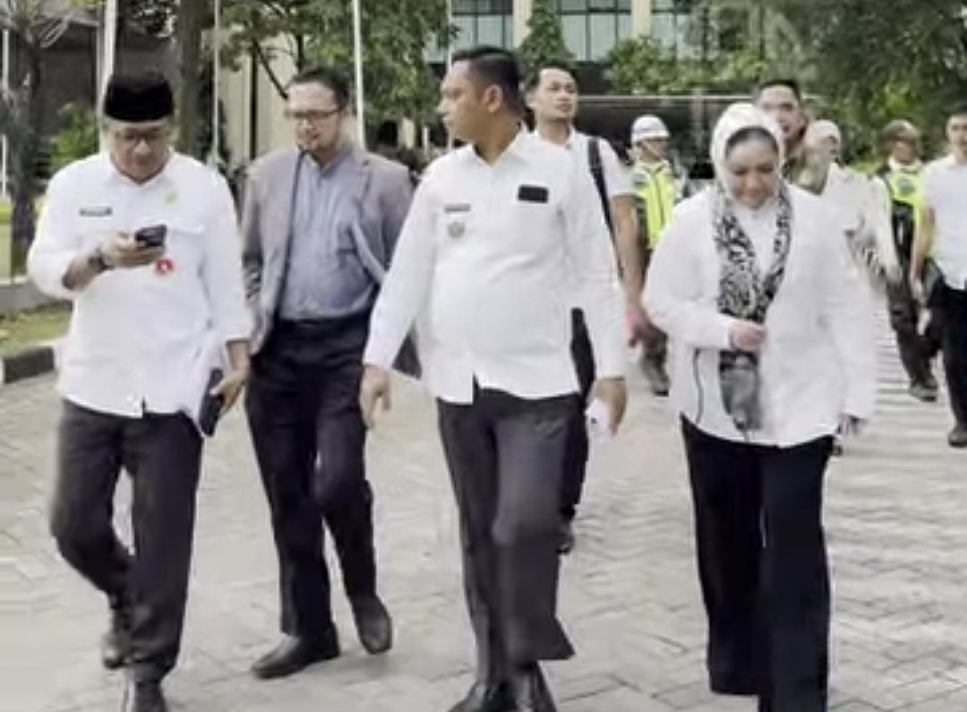 Plt Bupati Bekasi Asep Surya Atmaja meninjau kondisi jalan rusak dan mendorong percepatan perbaikan menjelang arus mudik Lebaran.