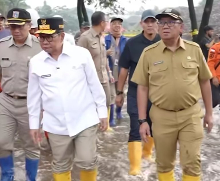 Longsoran gunungan sampah di TPST Bantargebang menewaskan empat orang setelah material sampah ambrol akibat hujan deras berkepanjangan.