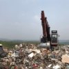 Ilustrasi aktivitas pengelolaan sampah di TPA Cikolotok, tempat pembuangan akhir milik Pemkab Purwakarta yang ketinggian gunungan sampahnya dijaga untuk mencegah potensi longsor.