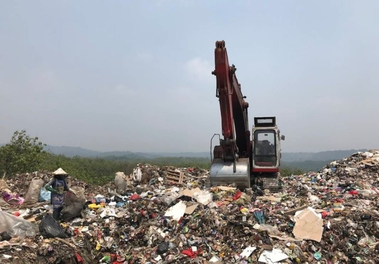 Ilustrasi aktivitas pengelolaan sampah di TPA Cikolotok, tempat pembuangan akhir milik Pemkab Purwakarta yang ketinggian gunungan sampahnya dijaga untuk mencegah potensi longsor.