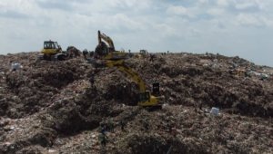 Tim SAR mengevakuasi korban longsor gunungan sampah di TPST Bantargebang setelah operasi pencarian melibatkan ratusan personel dan alat berat.