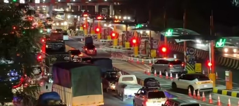 Petugas Dinas Perhubungan mengatur lalu lintas kendaraan di jalur arteri Kabupaten Bekasi menjelang arus mudik Lebaran 2026.