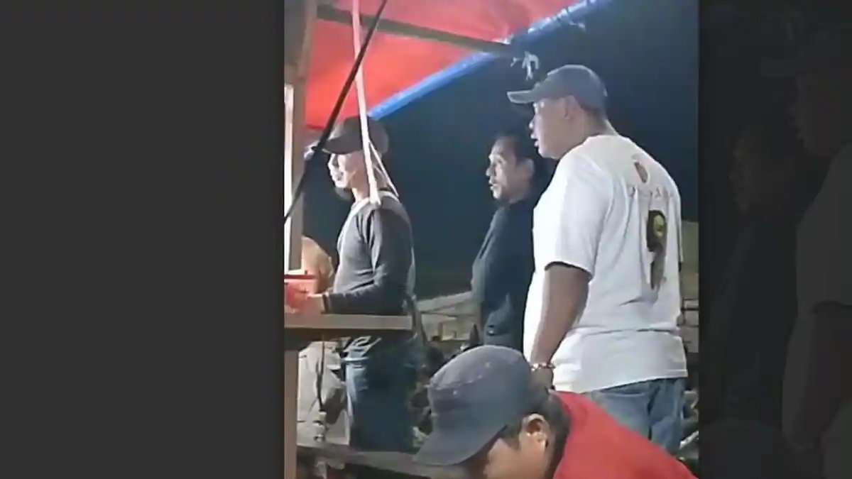 Dua pria diamankan polisi setelah video dugaan pungutan liar terhadap pedagang di Pasar Baru Cikarang, Kabupaten Bekasi, viral di media sosial dan memicu keresahan para pedagang.