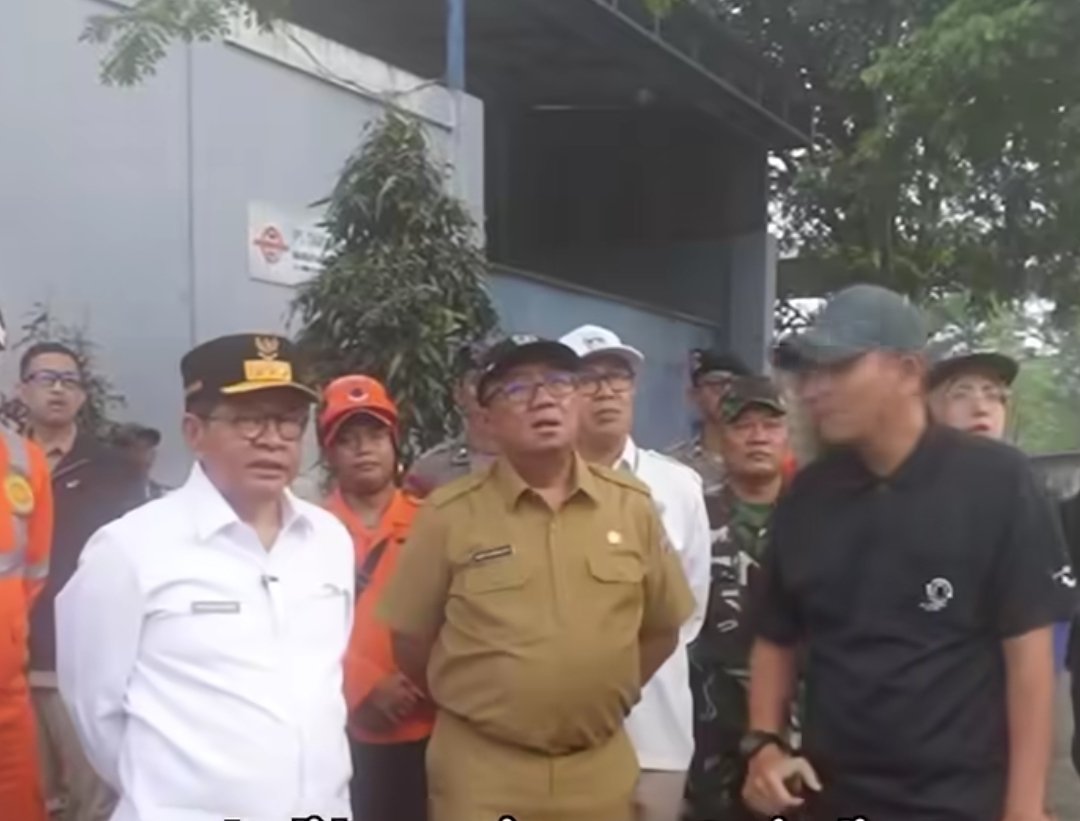 Gubernur DKI Jakarta Pramono Anung meninjau proses pencarian korban longsor gunungan sampah setinggi 50 meter di TPST Bantar Gebang, Kota Bekasi, yang menewaskan sejumlah pekerja.