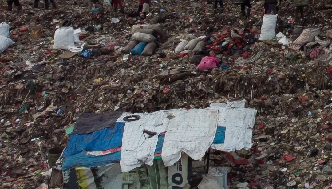 Menteri Lingkungan Hidup Hanif Faisol Nurofiq menyebut longsor sampah di TPST Bantar Gebang sebagai fenomena “gunung es” dari persoalan pengelolaan sampah Jakarta yang sudah menumpuk hingga 80 juta ton.