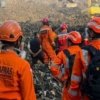 Petugas gabungan mengevakuasi korban longsor gunungan sampah di TPST Bantar Gebang, Bekasi, Jawa Barat, setelah insiden yang menewaskan tujuh orang.