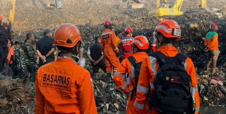 Petugas gabungan mengevakuasi korban longsor gunungan sampah di TPST Bantar Gebang, Bekasi, Jawa Barat, setelah insiden yang menewaskan tujuh orang.