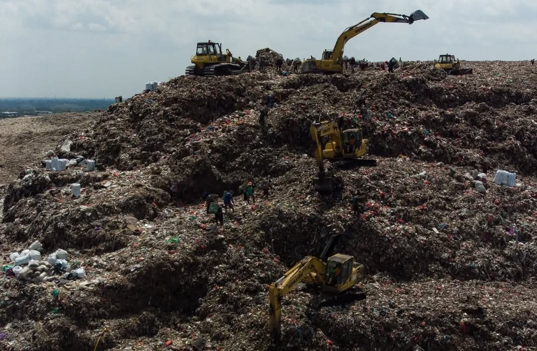 Petugas gabungan melakukan pencarian korban setelah longsor gunungan sampah di TPST Bantar Gebang, Kota Bekasi, Jawa Barat.