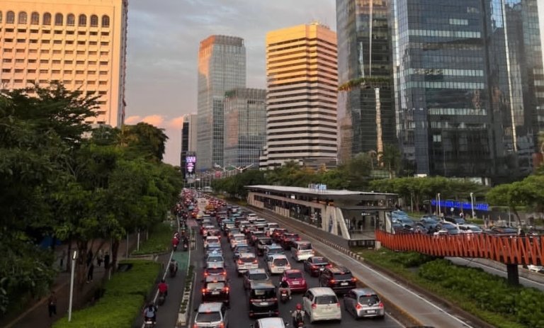 Kendaraan pemudik melintas di jalur alternatif Sumedang–Garut melalui kawasan Wado saat arus mudik Lebaran di Jawa Barat.