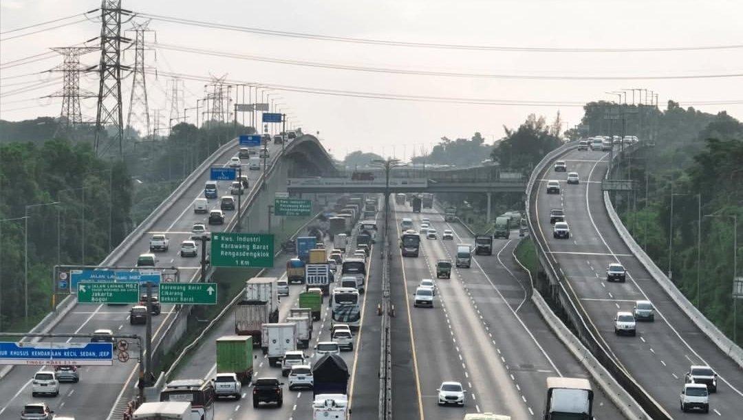 Kendaraan melintas di ruas Tol Trans Jawa saat arus mudik Lebaran. Polda Jawa Barat menyiapkan rekayasa lalu lintas untuk mengantisipasi lonjakan kendaraan pada mudik 2026.