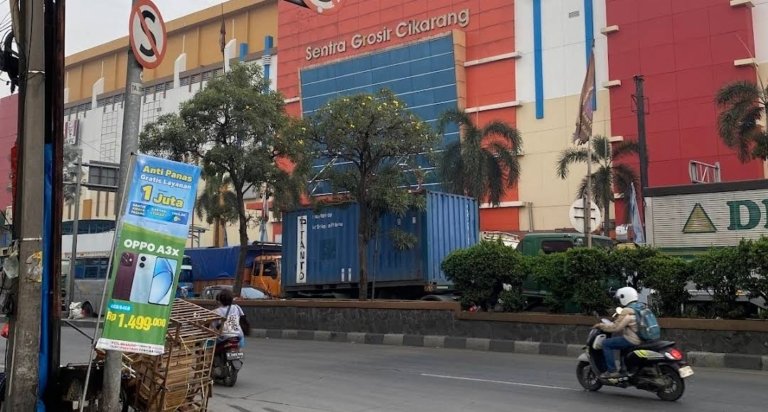 Kondisi lalu lintas di kawasan Pasar Baru Cikarang yang menjadi salah satu titik rawan kemacetan saat arus mudik Lebaran.