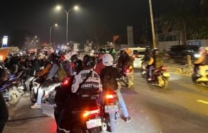 Petugas menutup sejumlah titik putar balik di jalur Pantura Bekasi guna mengurai kepadatan arus mudik Lebaran 2026.