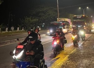 Petugas kepolisian melakukan pemantauan di jalur Pantura Bekasi sebagai antisipasi kepadatan arus mudik Lebaran.