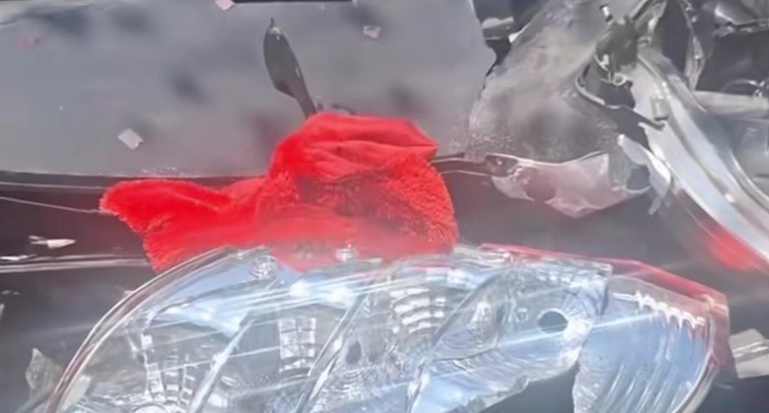 Kondisi mobil pemudik yang ringsek parah usai menabrak bus di Tol Pejagan–Pemalang saat arus mudik Lebaran 2026.