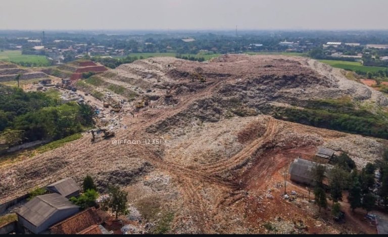 Alat berat dikerahkan di TPA Burangkeng Bekasi untuk mengatasi peningkatan volume sampah setelah Lebaran 2026.
