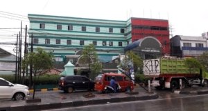 Petugas Polsek Cikarang Utara menutup U-turn liar di depan RS Bhakti Husada yang sempat memicu kemacetan.