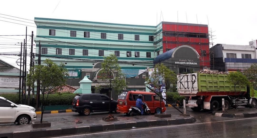 Petugas Polsek Cikarang Utara menutup U-turn liar di depan RS Bhakti Husada yang sempat memicu kemacetan.