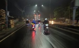 Petugas memantau arus balik Lebaran 2026 di jalur Pantura Kabupaten Bekasi yang terpantau ramai lancar.