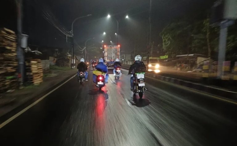 Petugas memantau arus balik Lebaran 2026 di jalur Pantura Kabupaten Bekasi yang terpantau ramai lancar.