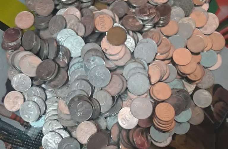 Anak-anak berebut uang koin dalam tradisi Lebaran di Cikarang yang penuh keceriaan.