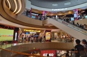 Suasana mall di Kabupaten Bekasi dipadati pengunjung saat libur Lebaran 2026, menjadi pilihan rekreasi keluarga.