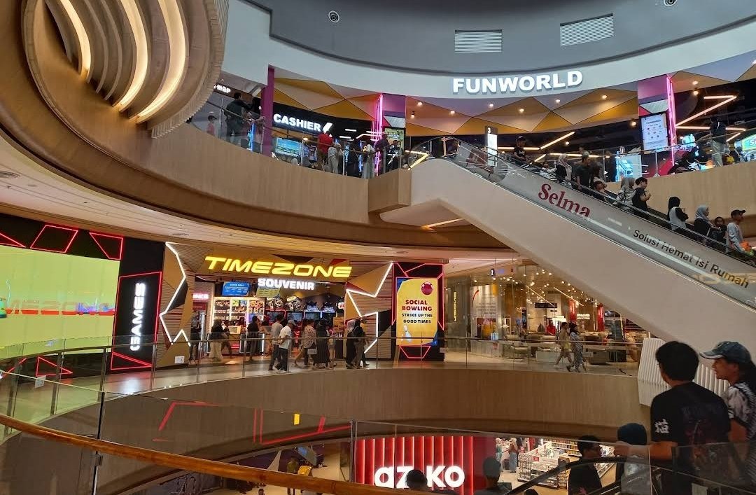 Suasana mall di Kabupaten Bekasi dipadati pengunjung saat libur Lebaran 2026, menjadi pilihan rekreasi keluarga.