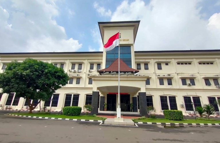 Warga menitipkan kendaraan di kantor Polres Metro Bekasi saat mudik Lebaran 2026.