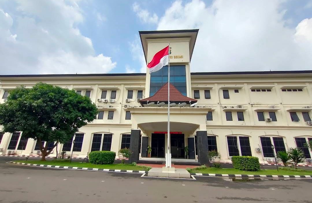 Warga menitipkan kendaraan di kantor Polres Metro Bekasi saat mudik Lebaran 2026.