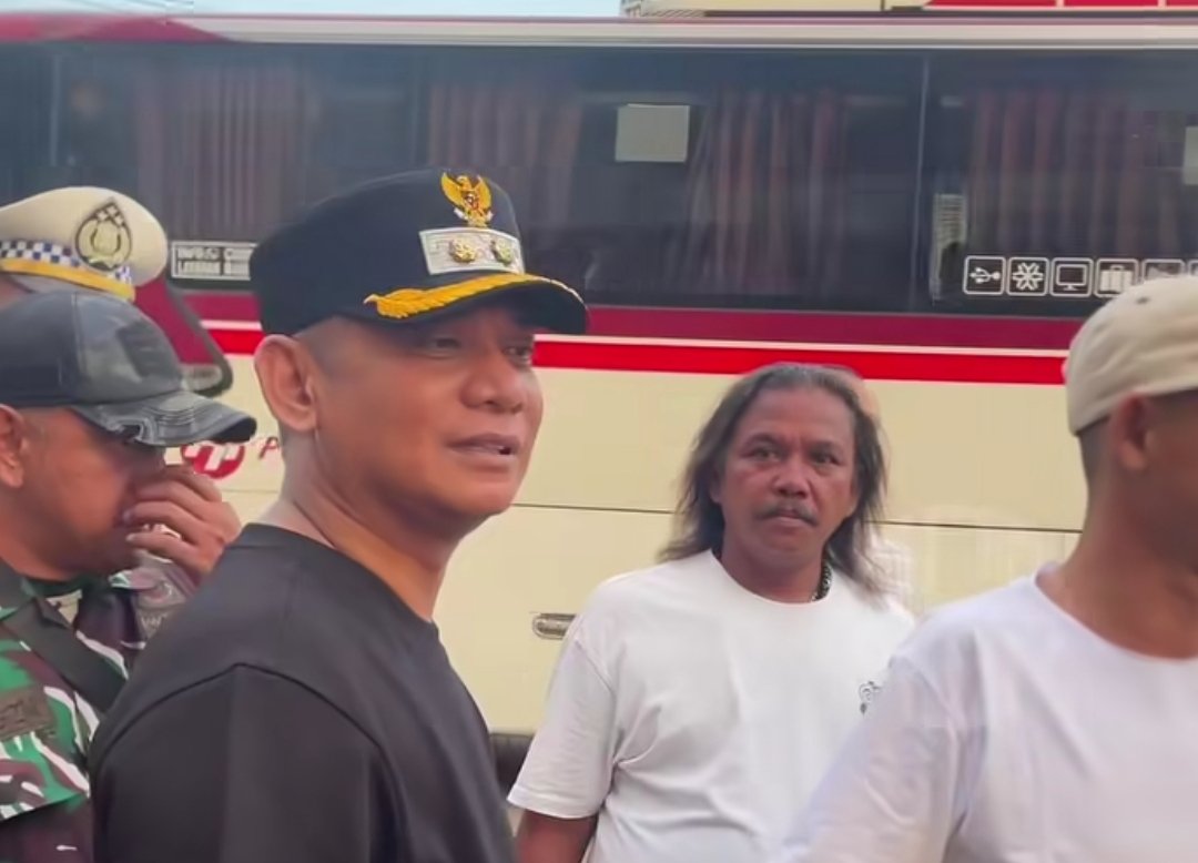 Plt Bupati Bekasi Asep Surya Atmaja menyampaikan sambutan usai salat Idul Fitri di Cikarang Utara.