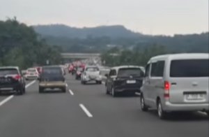 Suasana parking bay KM18 Tol Japek Selatan di Kabupaten Bekasi dipadati kendaraan pemudik saat arus balik Lebaran 2026.