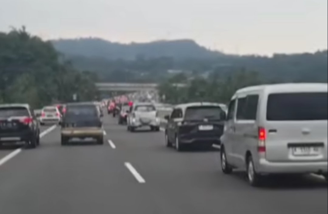 Suasana parking bay KM18 Tol Japek Selatan di Kabupaten Bekasi dipadati kendaraan pemudik saat arus balik Lebaran 2026.