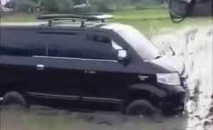 Mobil Suzuki APV tercebur ke area persawahan di Babelan setelah menabrak beberapa kendaraan dan melarikan diri.