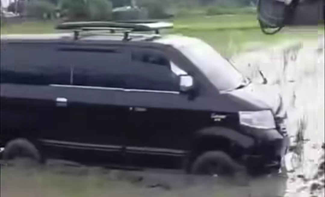 Mobil Suzuki APV tercebur ke area persawahan di Babelan setelah menabrak beberapa kendaraan dan melarikan diri.