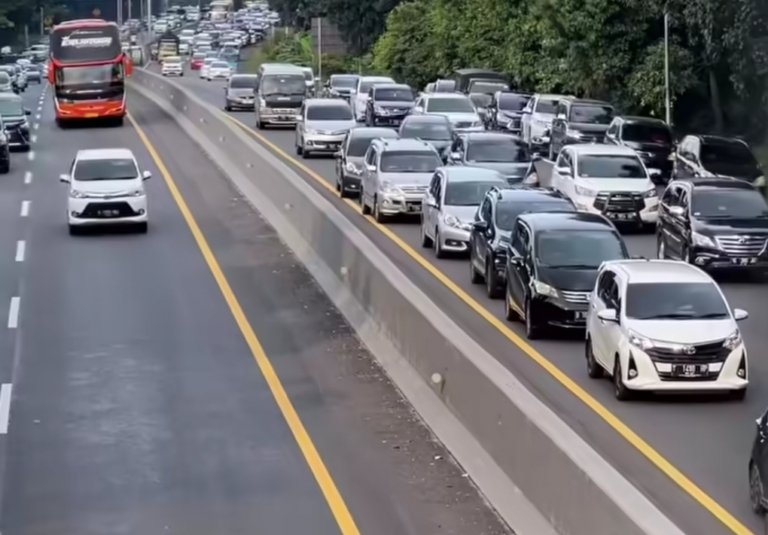 Petugas memberlakukan sistem one way tahap 2 presisi di Tol Jakarta–Cikampek untuk mengurai arus balik Lebaran.