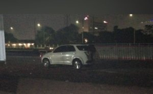 Kabel listrik menjuntai rendah di permukiman warga Sukadami, Cikarang Selatan, hanya ditopang bambu seadanya.