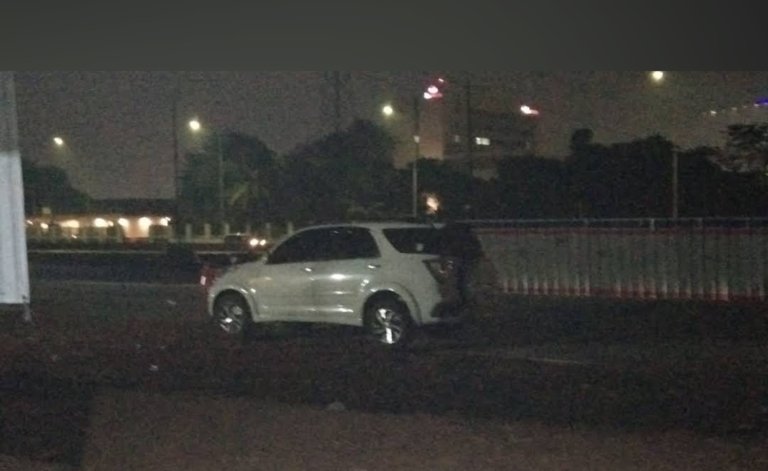 Kabel listrik menjuntai rendah di permukiman warga Sukadami, Cikarang Selatan, hanya ditopang bambu seadanya.