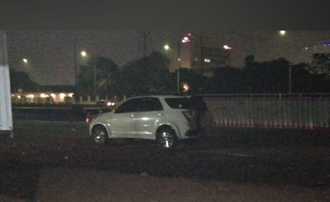 Kabel listrik menjuntai rendah di permukiman warga Sukadami, Cikarang Selatan, hanya ditopang bambu seadanya.