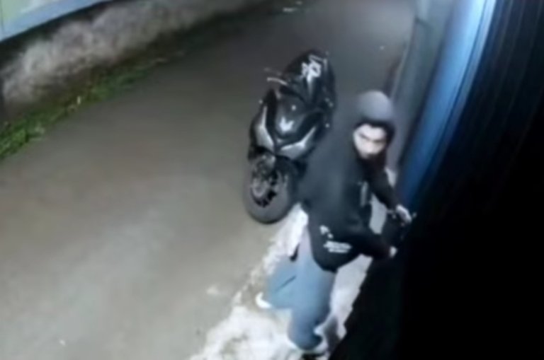 Aksi pembegalan terekam CCTV saat korban baru tiba di rumah di wilayah Setu, Kabupaten Bekasi.