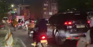 Kepadatan kendaraan di simpang SGC Cikarang saat arus balik Lebaran.