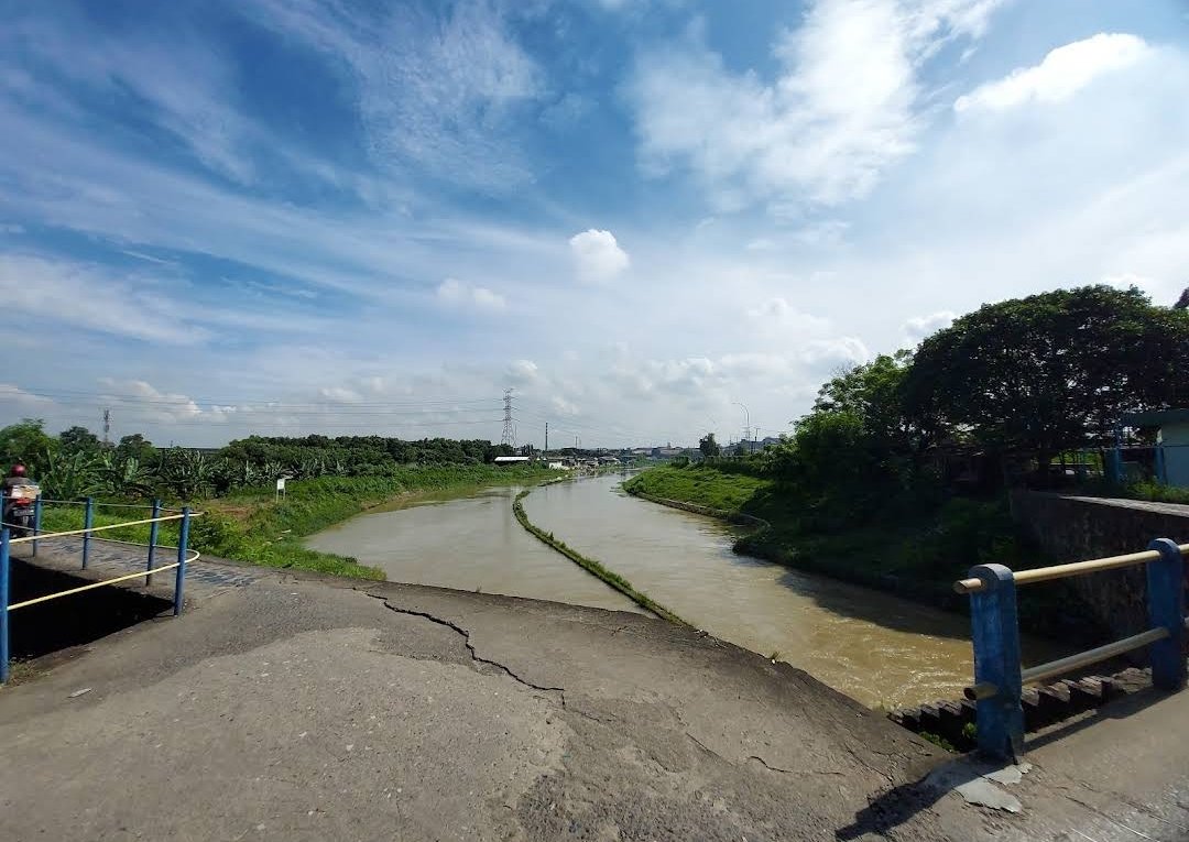Kondisi rumah warga di bantaran Kali Cikarang yang rusak akibat longsor.