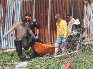 Petugas mengevakuasi jasad pria paruh baya yang ditemukan di area persawahan Karangbahagia, Bekasi.