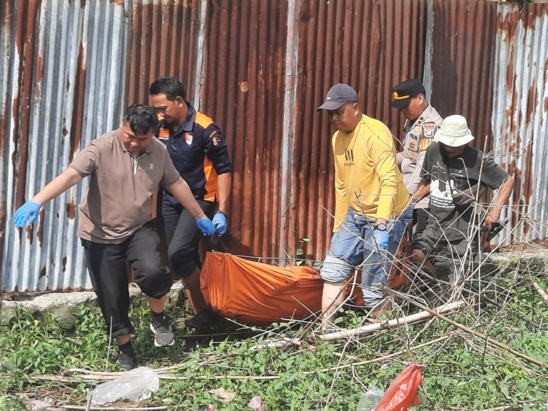 Petugas mengevakuasi jasad pria paruh baya yang ditemukan di area persawahan Karangbahagia, Bekasi.